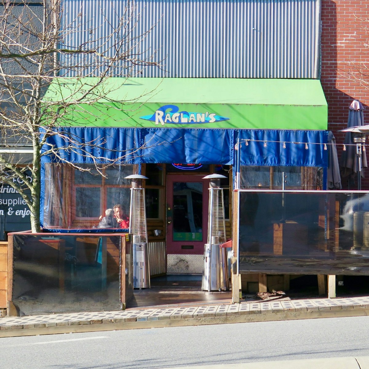 Exterior of Raglan's restaurant