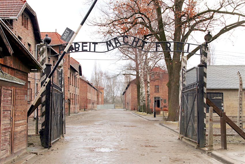 ¿Debo tolerar a mis hijos a inspeccionar Auschwitz?