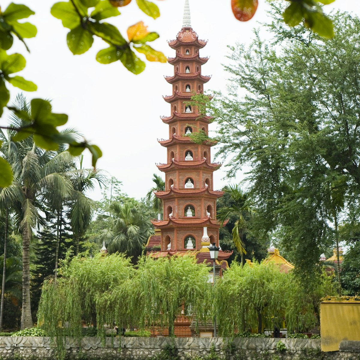 Tran Quoc Pagoda, West Lake and Truc Bach area.