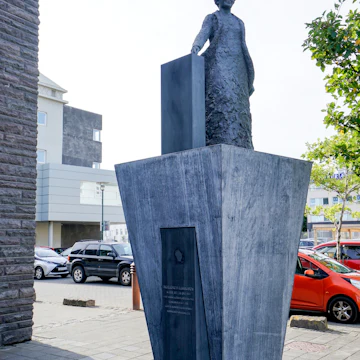 Ingibjörg H. Bjarnason statue