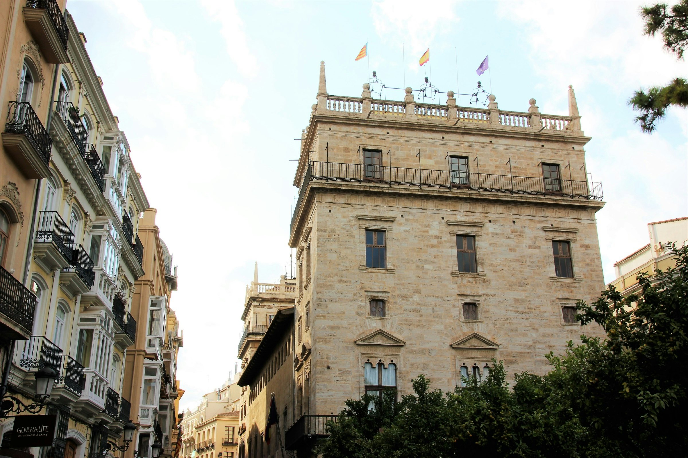 Palau de la Generalitat and Calle de Caballeros.
