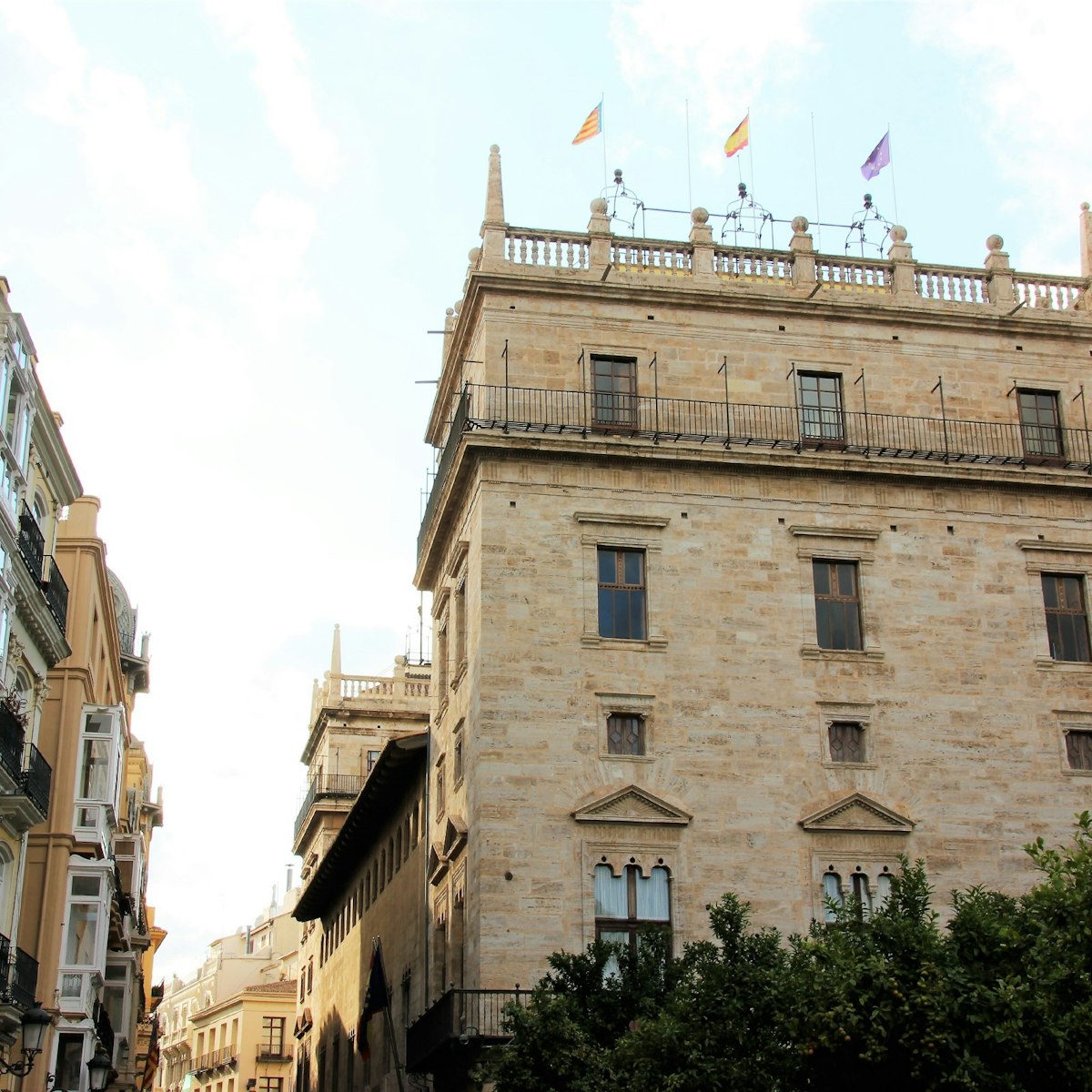 Palau de la Generalitat and Calle de Caballeros.