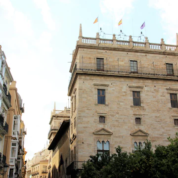 Palau de la Generalitat and Calle de Caballeros.