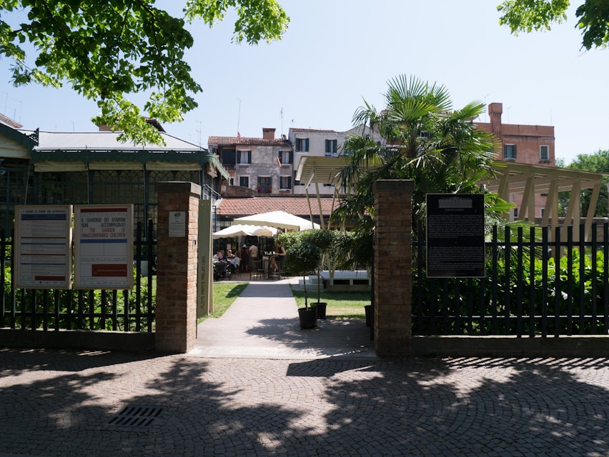 The entrance to the Serra dei Giardini bar