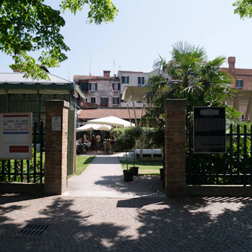 The entrance to the Serra dei Giardini bar