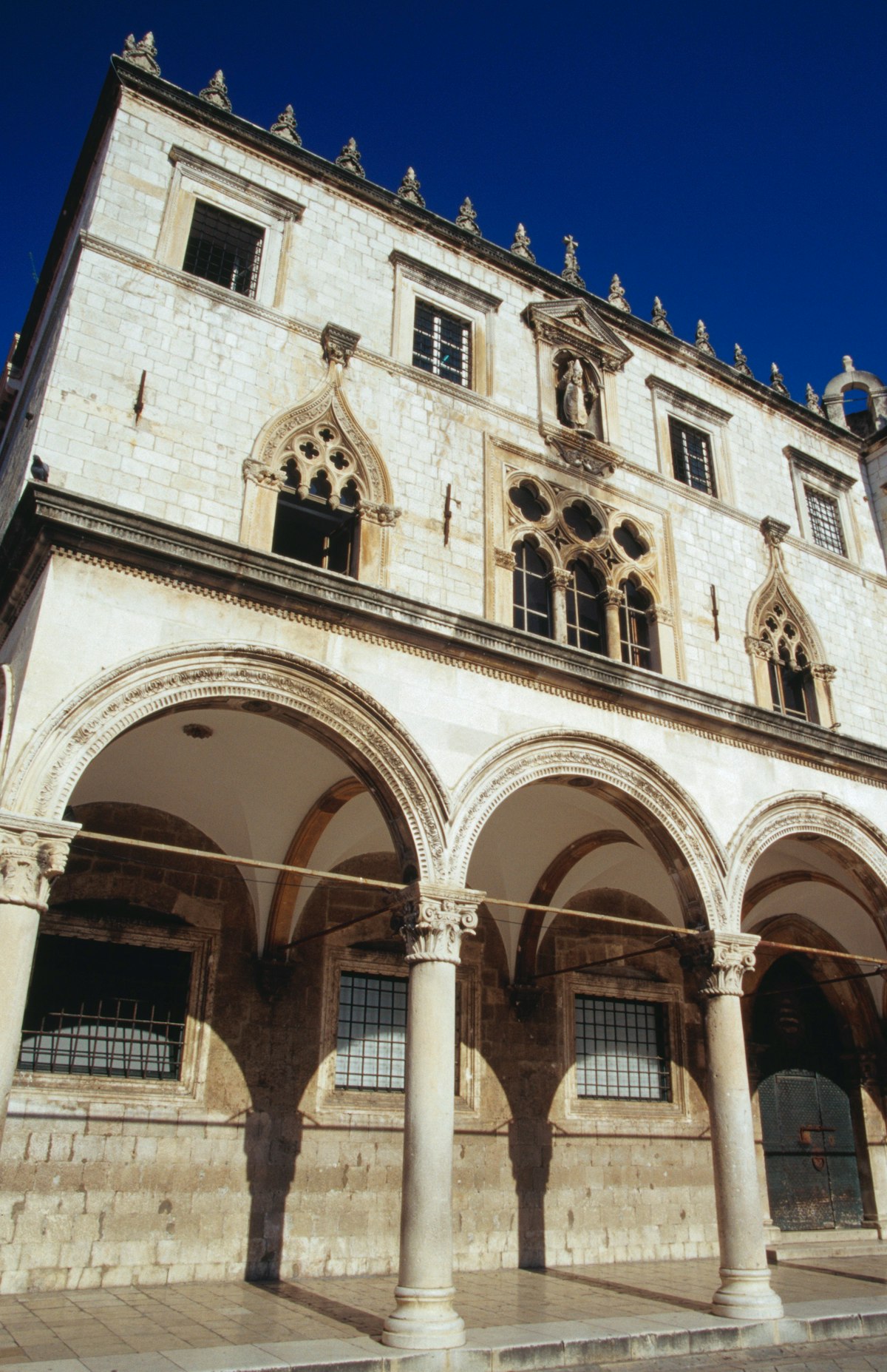 哥特式文艺复兴时期Sponza Palace的外观。