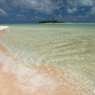 Beach at Tuherahera (Tikehau atoll)
