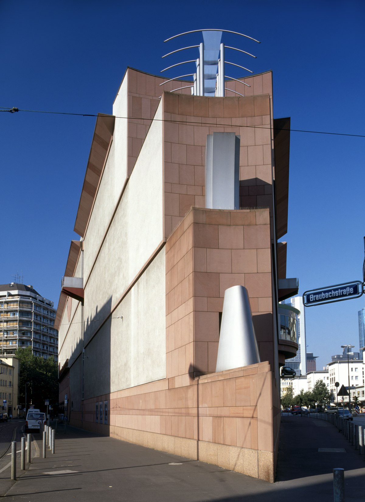 Germany, Hesse, Frankfurt am Main, Museum fur Moderne Kunst (Museum of Modern Art), MMK, wedge-shaped exterior, designed by Hans Hollein
