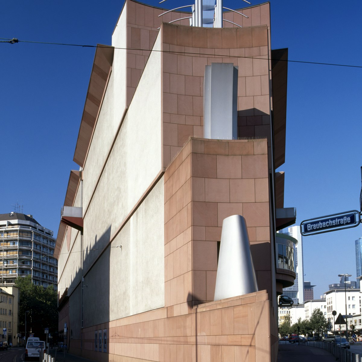 Germany, Hesse, Frankfurt am Main, Museum fur Moderne Kunst (Museum of Modern Art), MMK, wedge-shaped exterior, designed by Hans Hollein