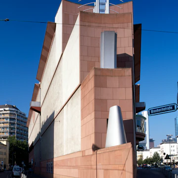 Germany, Hesse, Frankfurt am Main, Museum fur Moderne Kunst (Museum of Modern Art), MMK, wedge-shaped exterior, designed by Hans Hollein