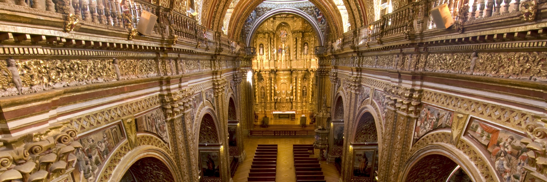 Central nave and altar inside La Compania de Jesus (Church of the Society of Jesus).
