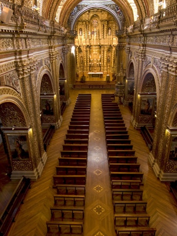 Central nave and altar inside La Compania de Jesus (Church of the Society of Jesus).