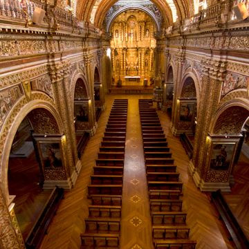 Central nave and altar inside La Compania de Jesus (Church of the Society of Jesus).