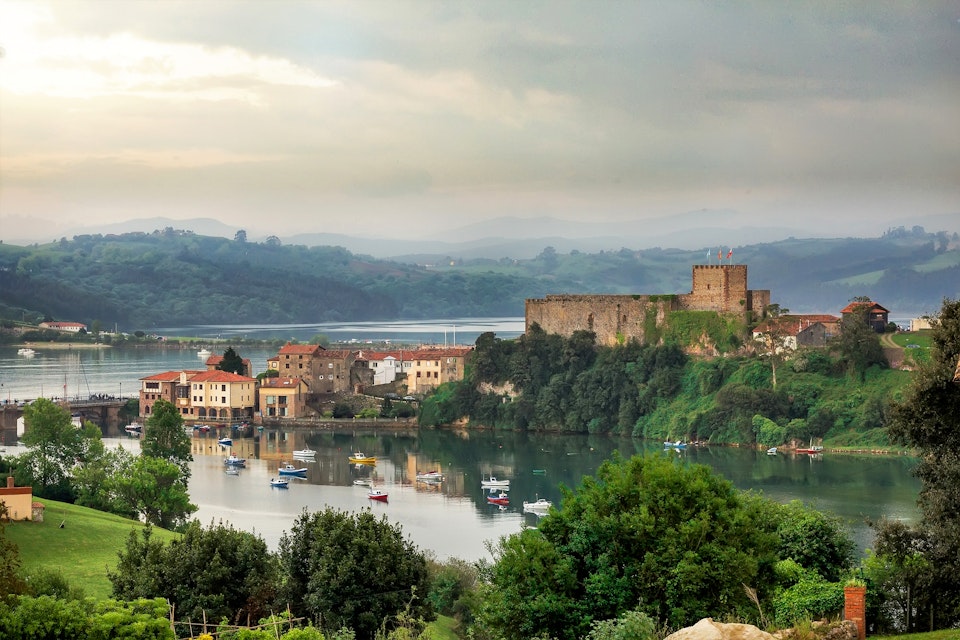 Coastal village in Cantabria, San Vicente de la Barquera; Shutterstock ID 184874918; Your name (First / Last): Tom Stainer; GL account no.: 56100; Netsuite department name: Online Editorial; Full Product or Project name including edition: Cantabria homepage