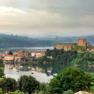 Coastal village in Cantabria, San Vicente de la Barquera; Shutterstock ID 184874918; Your name (First / Last): Tom Stainer; GL account no.: 56100; Netsuite department name: Online Editorial; Full Product or Project name including edition: Cantabria homepage