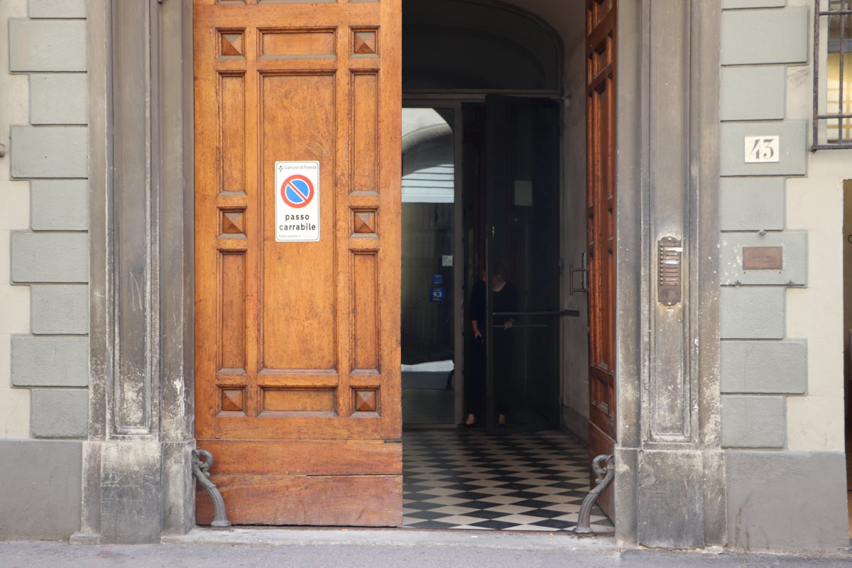 Entrance of Tre Stanze on via Oriuolo