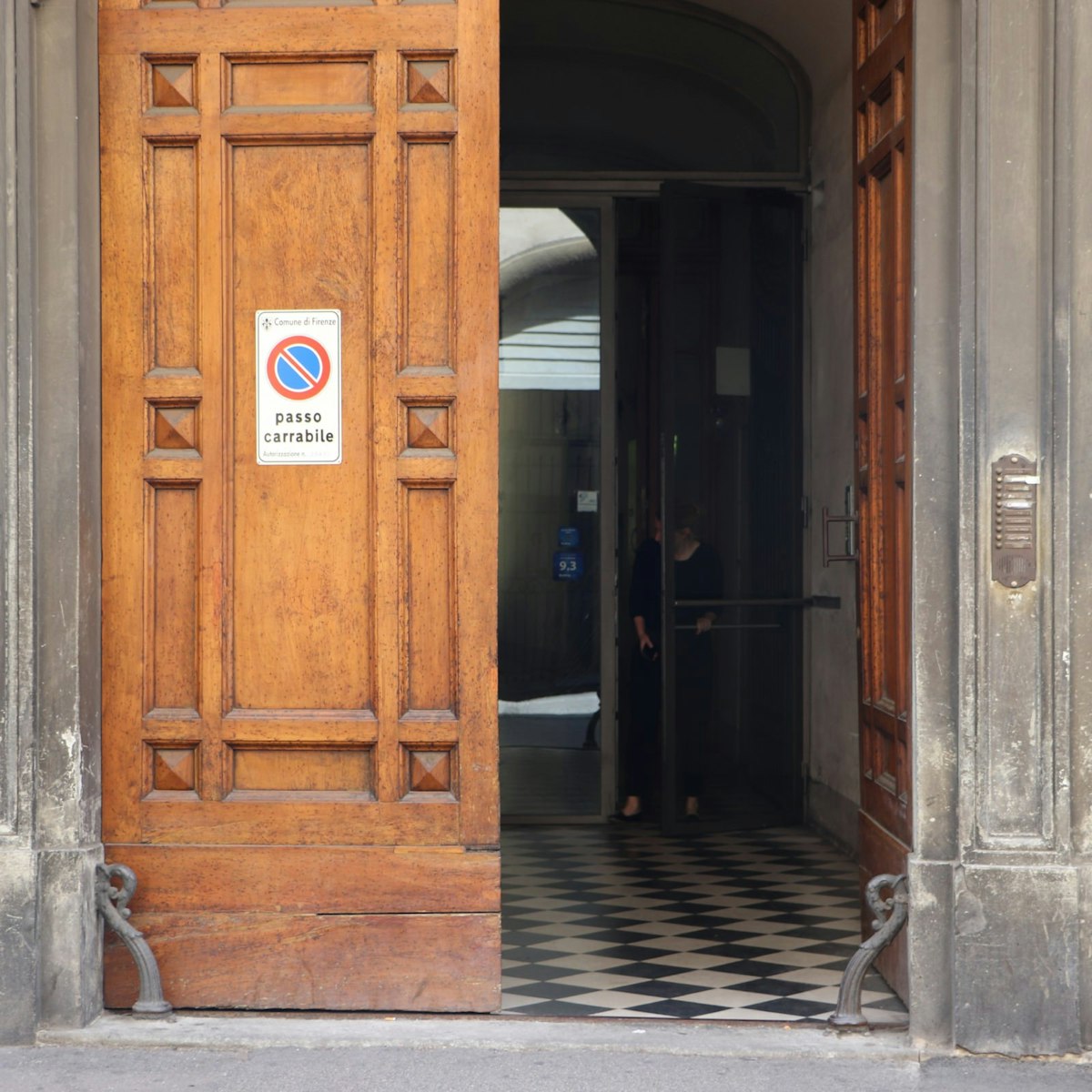 Entrance of Tre Stanze on via Oriuolo