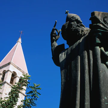 Patriotic statue of Orgur Ninski (1924) by Ivan Mestrovic, near Golden Gate in Old Town.