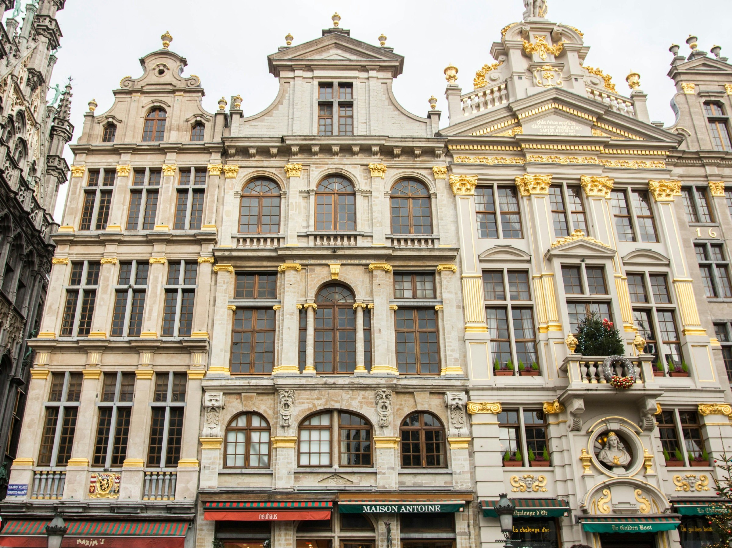 Le Pigeon upper facade