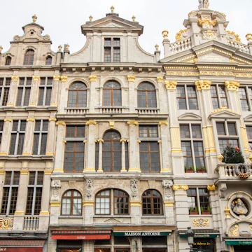 Le Pigeon upper facade