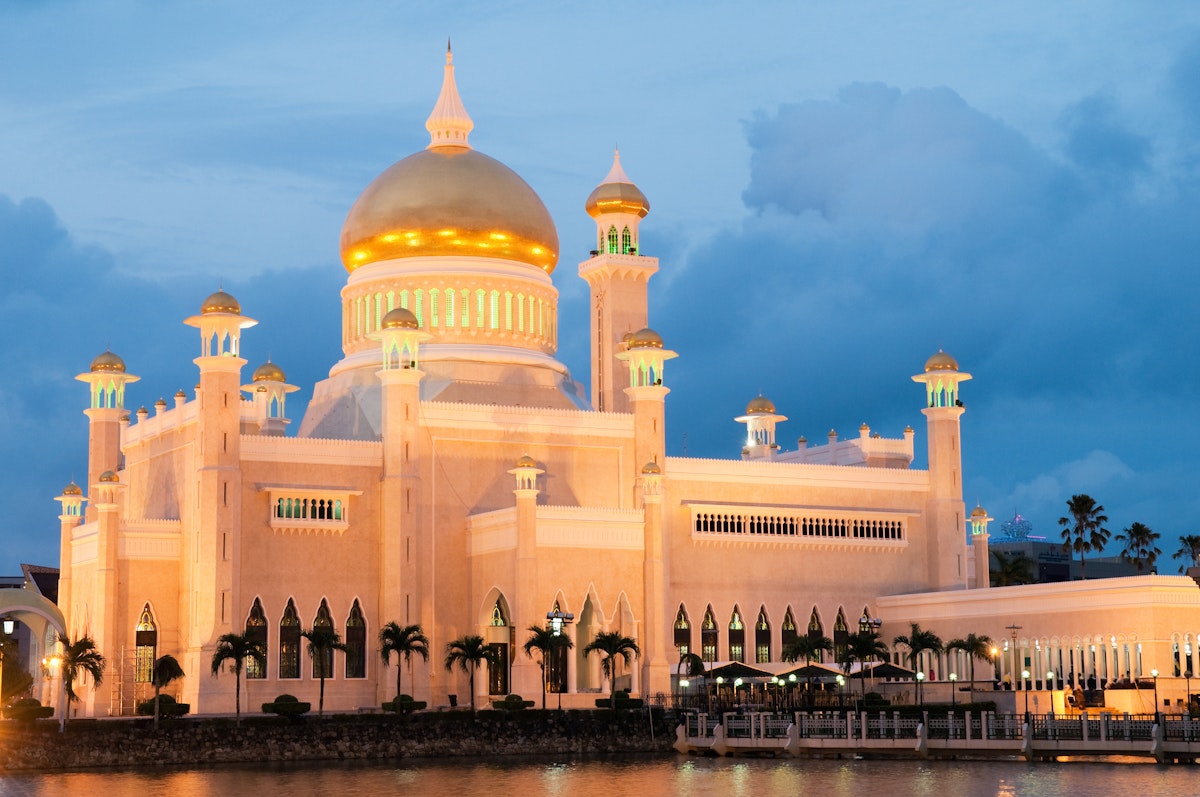 Omar Ali Saifuddien Mosque in the capital Bandar Sei Begawan, Brunei, at night.