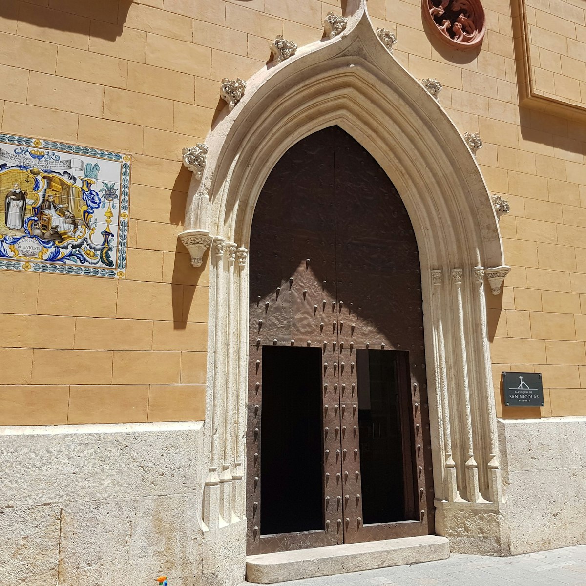 Back entrance to Iglesia de San Nicolas.