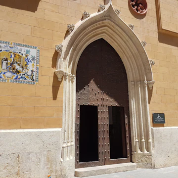 Back entrance to Iglesia de San Nicolas.