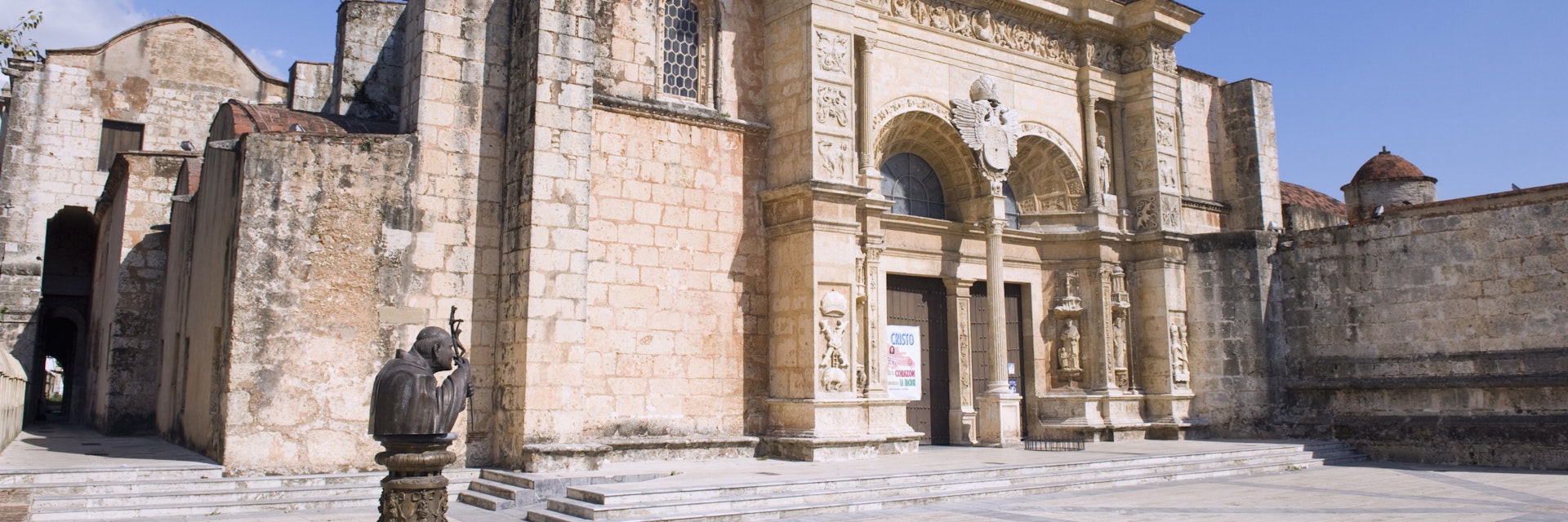 Catedral Primada de America (First Cathedral of the Americas), Zona Colonial (Colonial District, UNESCO World Heritage Site, Santo Domingo, Dominican Republic, West Indies, Caribbean, Central America