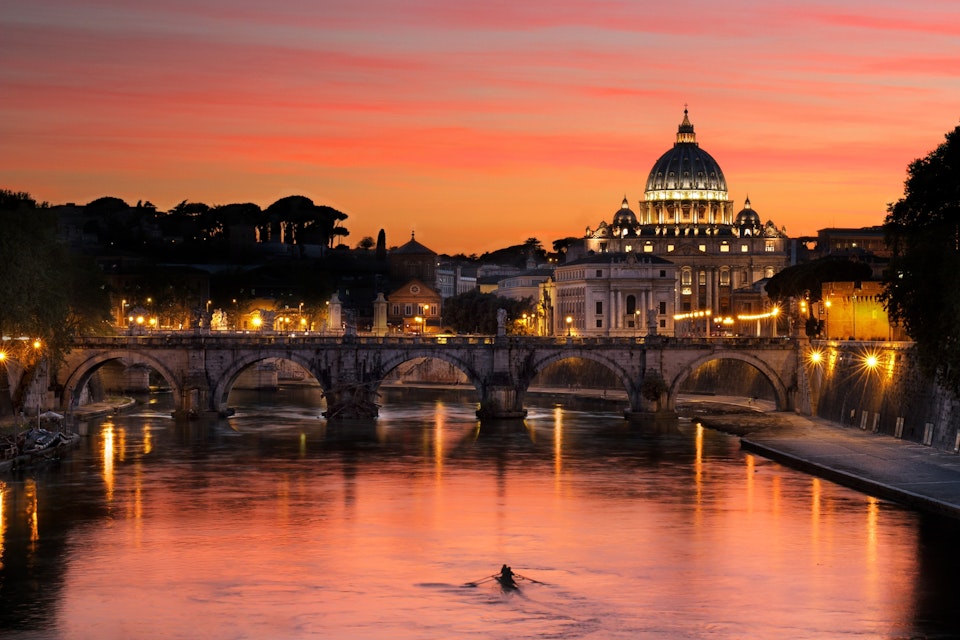 500px Photo ID: 87791381 - Vue de la basilique Saint-Pierre depuis le pont Umberto I sur le Tibre, prise en avril 2014...Basilica di San Pietro in Vaticano, Roma.