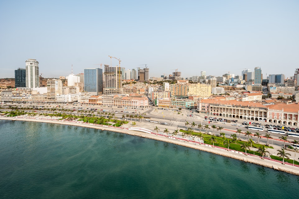 Vista aérea da cidade Luanda, capital de Angola. A nova Baia de Luanda, a Marginal (Avenida 4 de Fevereiro) e a baixa da cidade