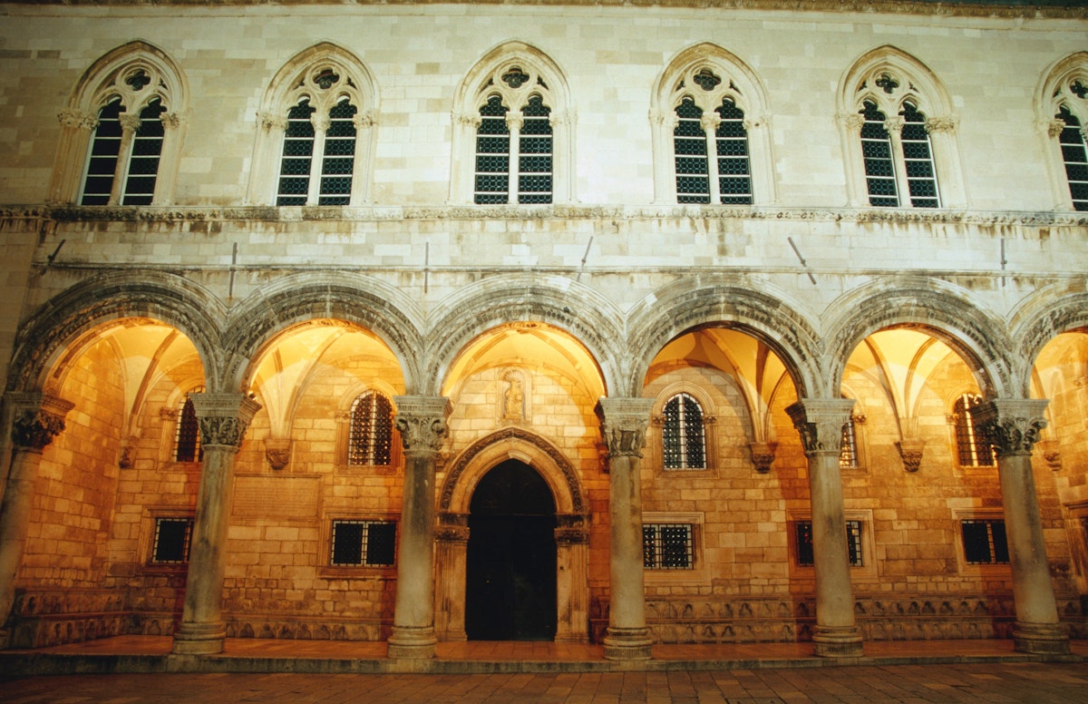 哥特式文艺复兴时期校长宫殿的拱门。