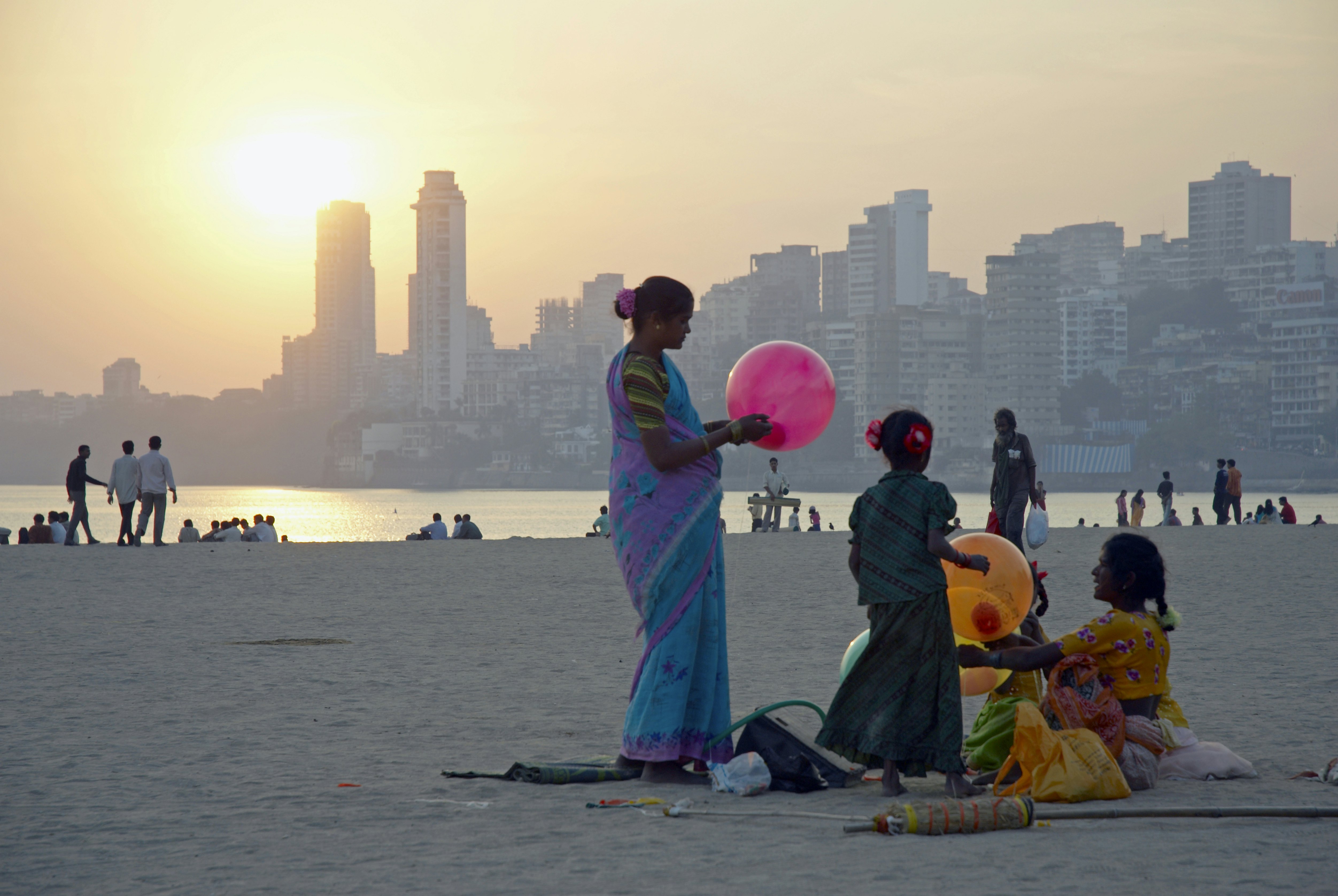 Indian, Mumbai, Chowpatty Beach, people on the beach at sunset