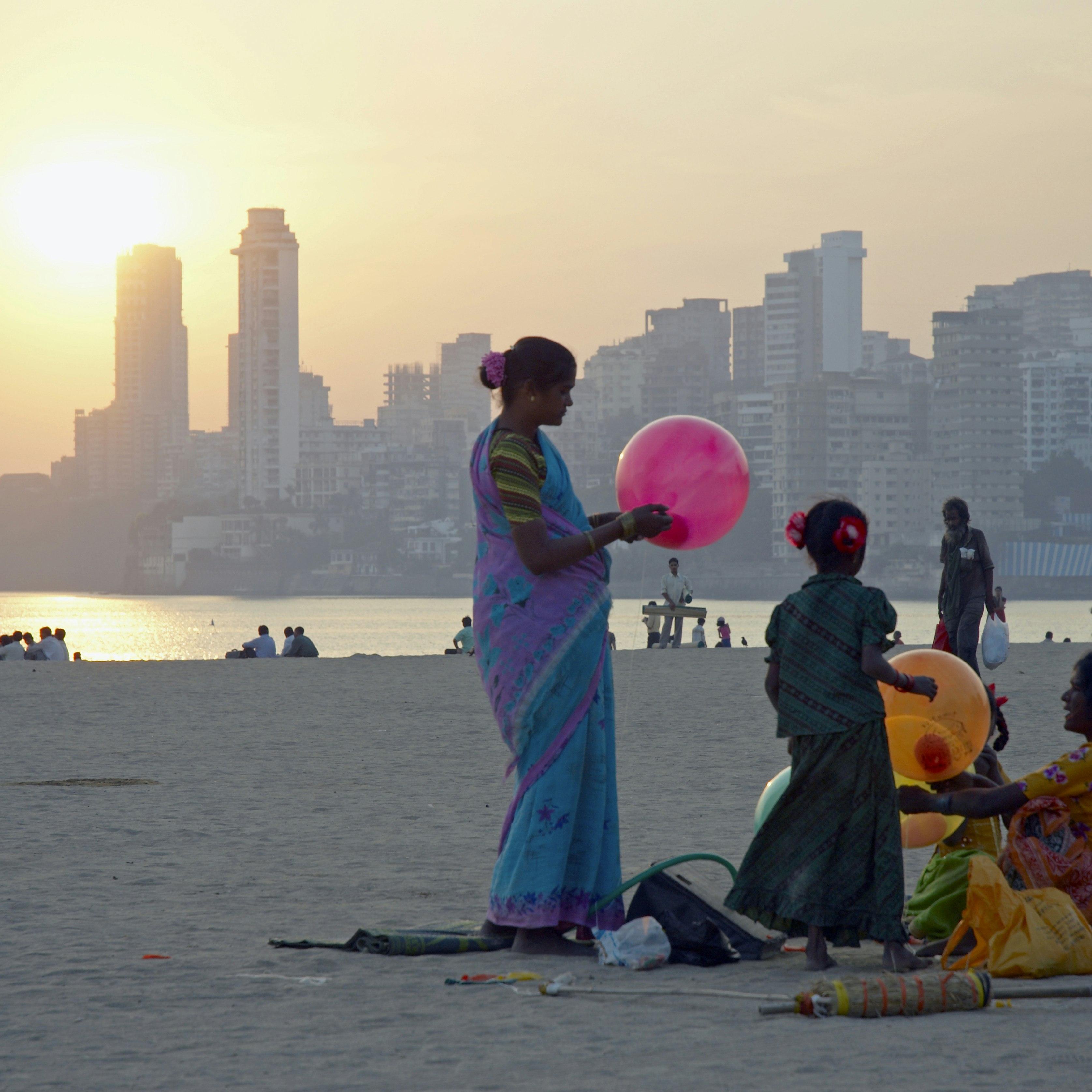 Indian, Mumbai, Chowpatty Beach, people on the beach at sunset