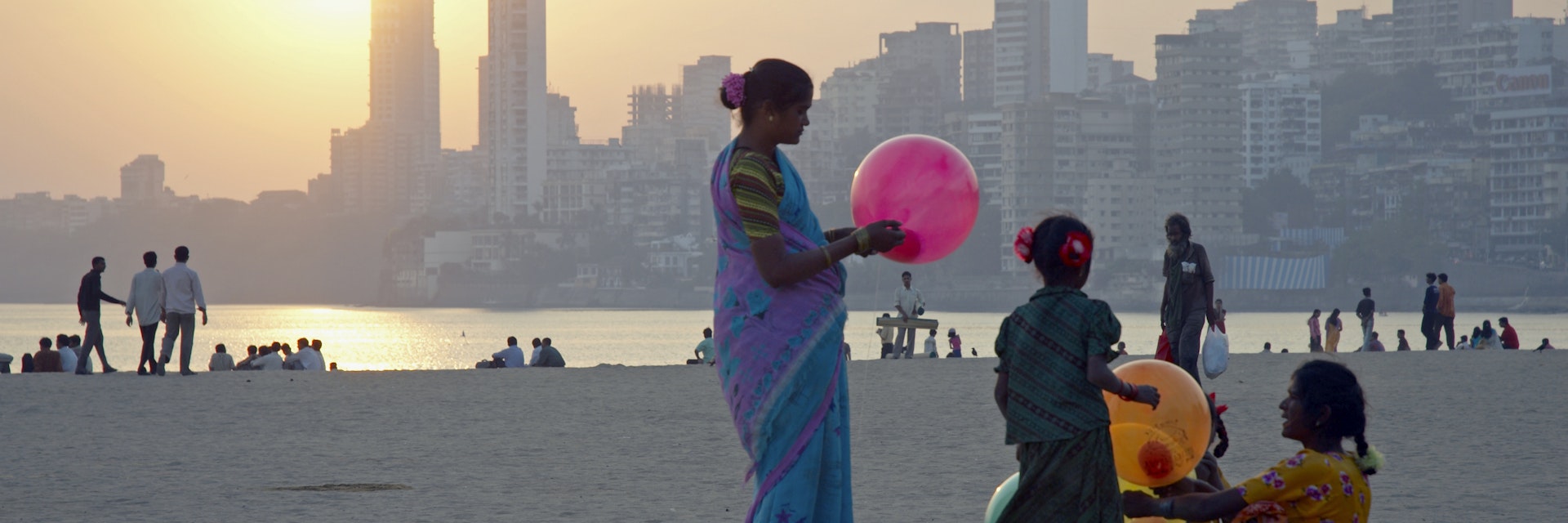 Indian, Mumbai, Chowpatty Beach, people on the beach at sunset