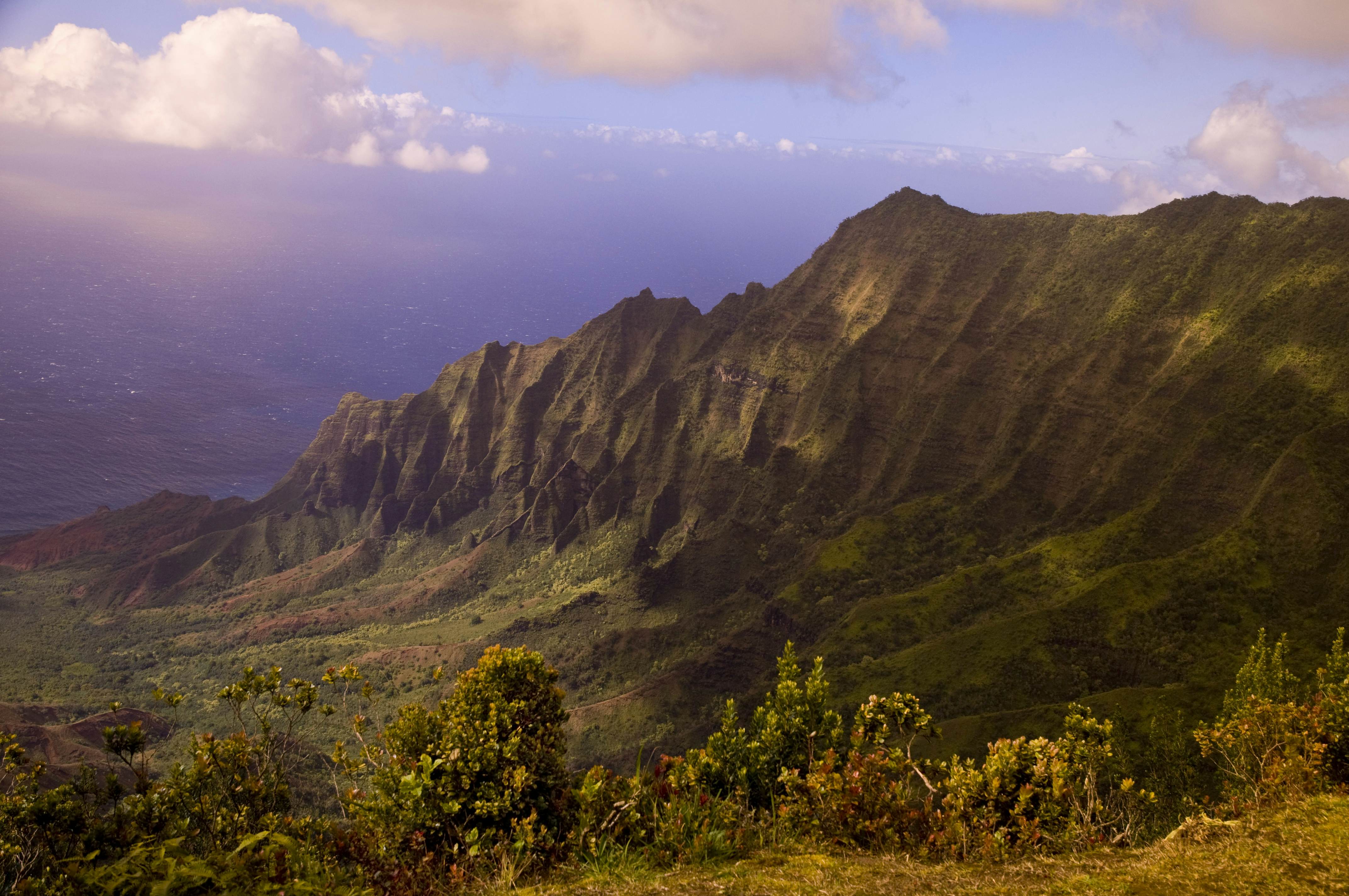 Valley and ocean below from Kalalau Lookout.