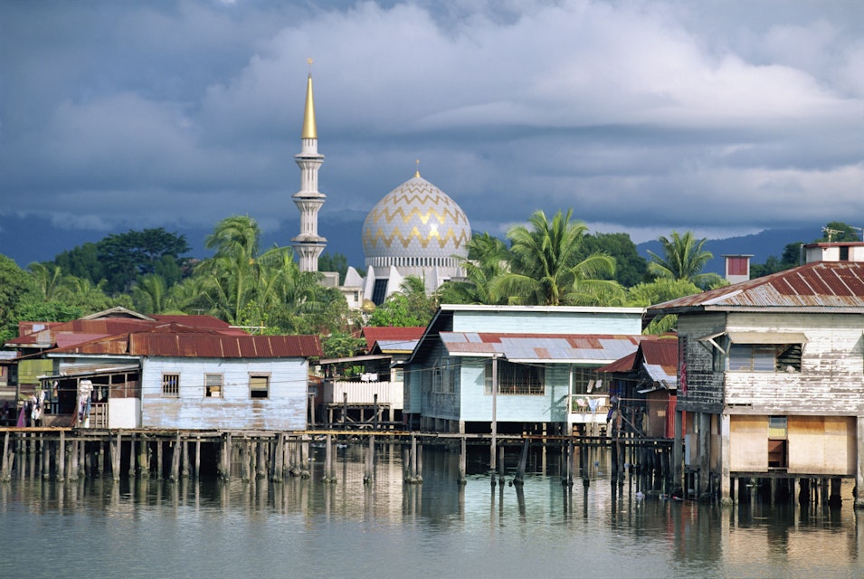 Stilt village and State Mosque in Kota Kinabalu, Asia's fastest growing city and capital of Sabah, northern tip of Borneo, Malaysia, Southeast Asia, Asia