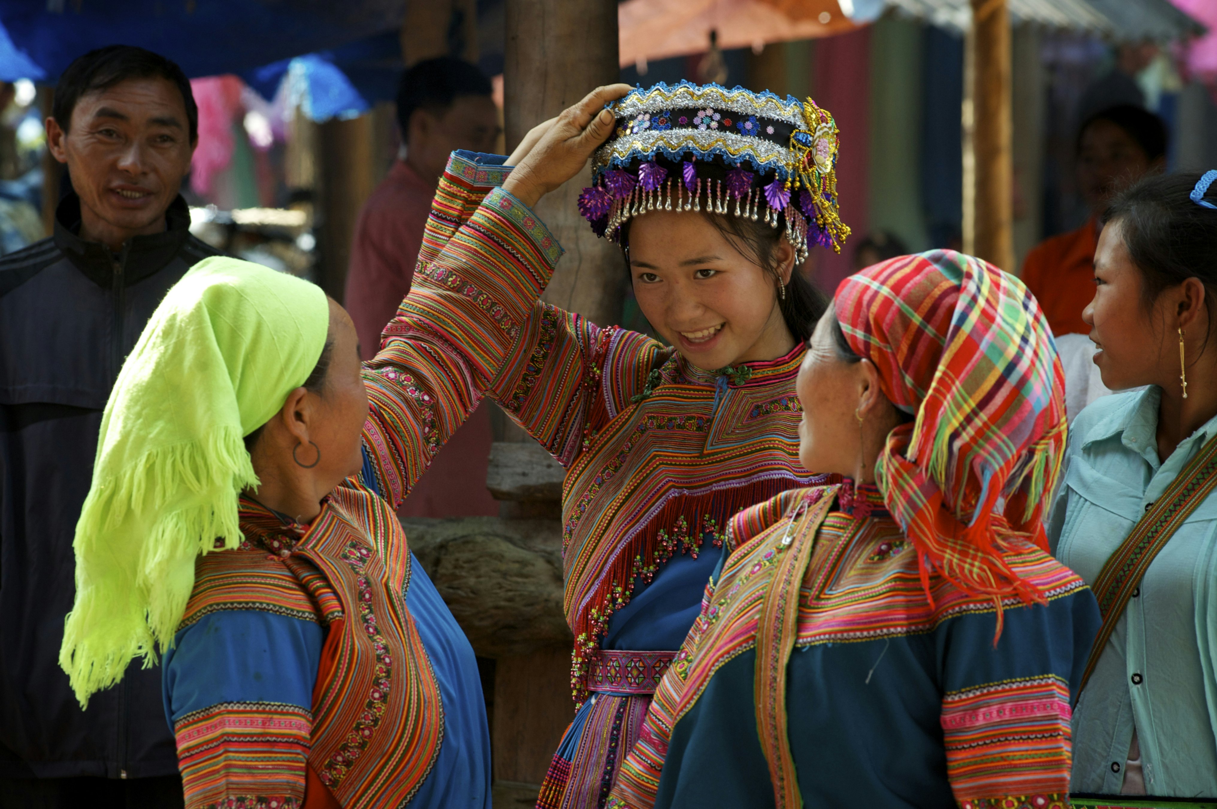 Flower Hmong women shopping Coc Ly market