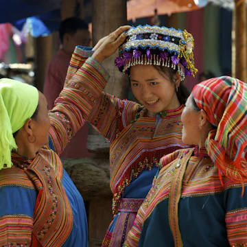 Flower Hmong women shopping Coc Ly market