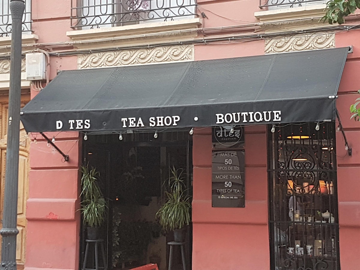 Street view of D Tes tea shop.