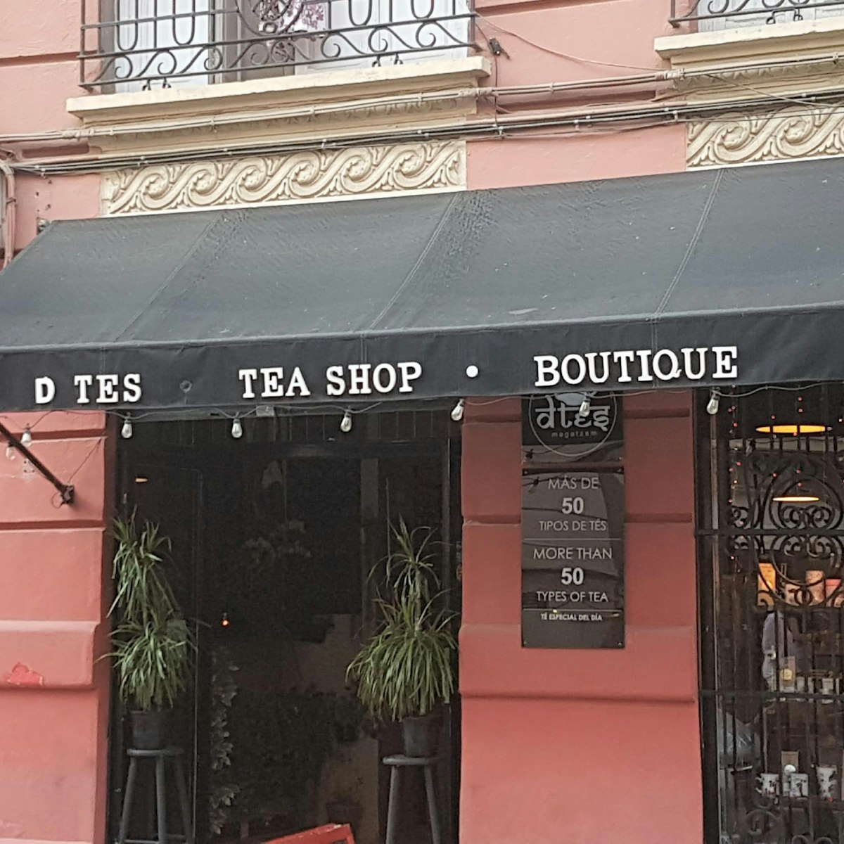 Street view of D Tes tea shop.