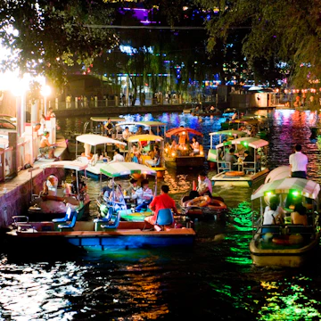 Saturday night rush hour on Houhai Lake, Dongcheng.