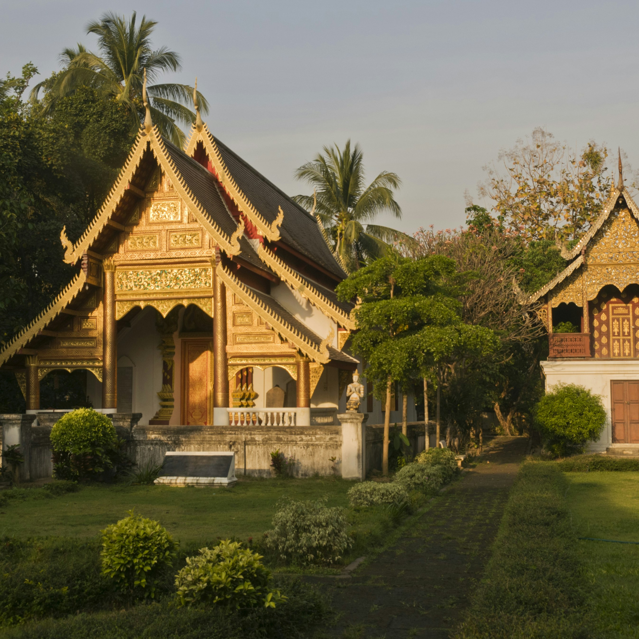 Wat Chiang Man, ubosot and library.