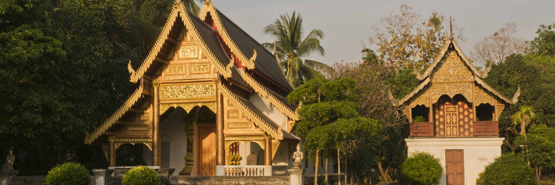 Wat Chiang Man, ubosot and library.