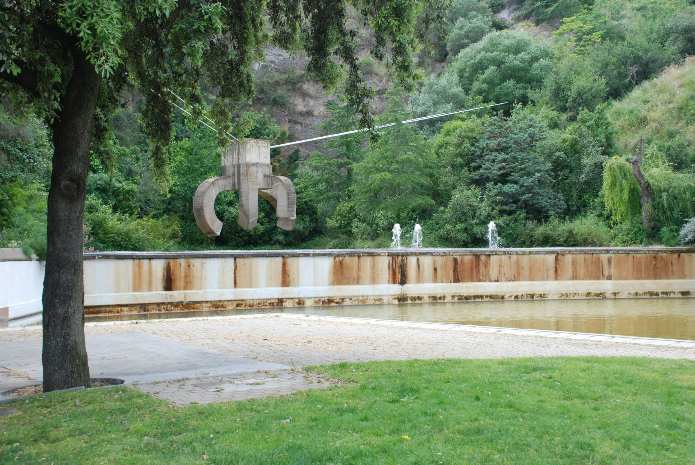 View of Eduardo Chillada's sculpture in Parc de la Creueta del Coll
