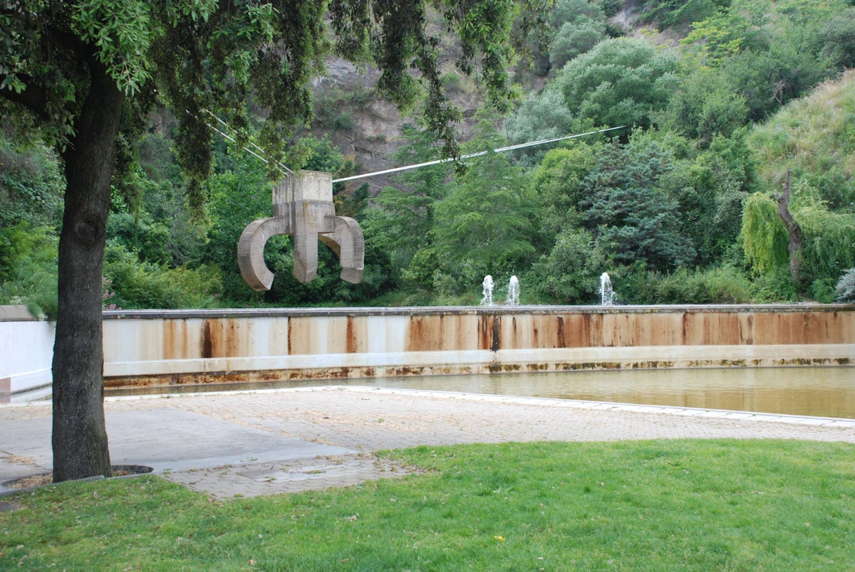 View of Eduardo Chillada's sculpture in Parc de la Creueta del Coll