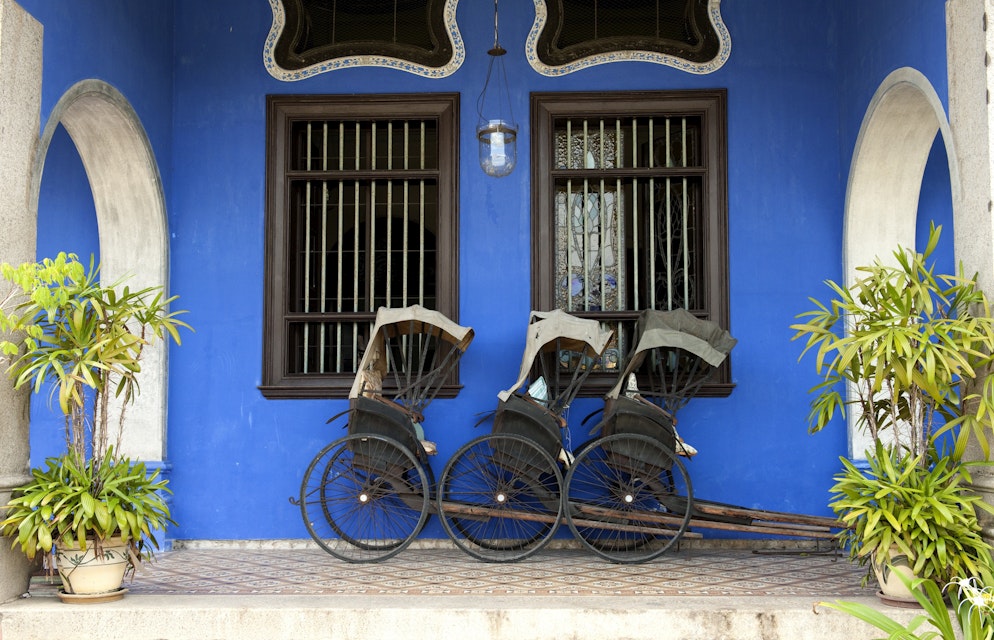 Vintage rickshaws outside Cheong Fatt Tze Mansion (Blue Mansion).