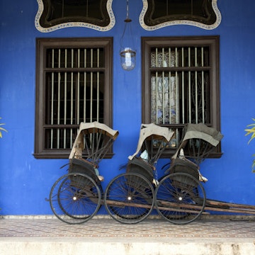 Vintage rickshaws outside Cheong Fatt Tze Mansion (Blue Mansion).