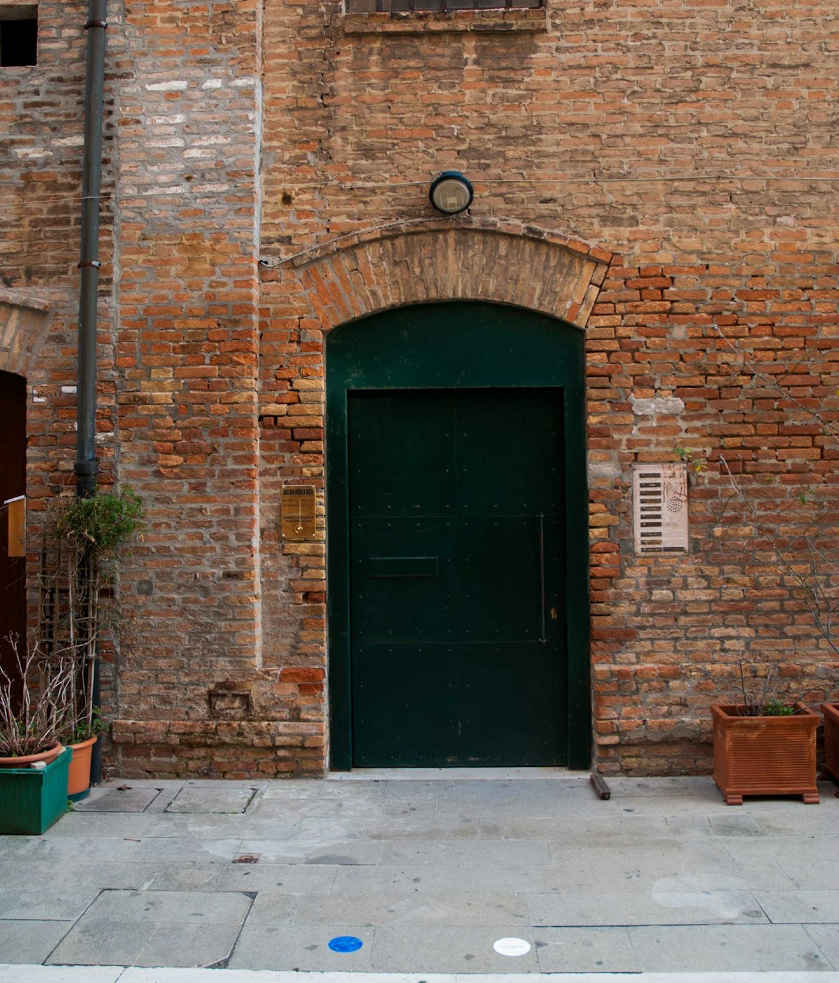 The unassuming entrance to Galleria Michela Rizzo