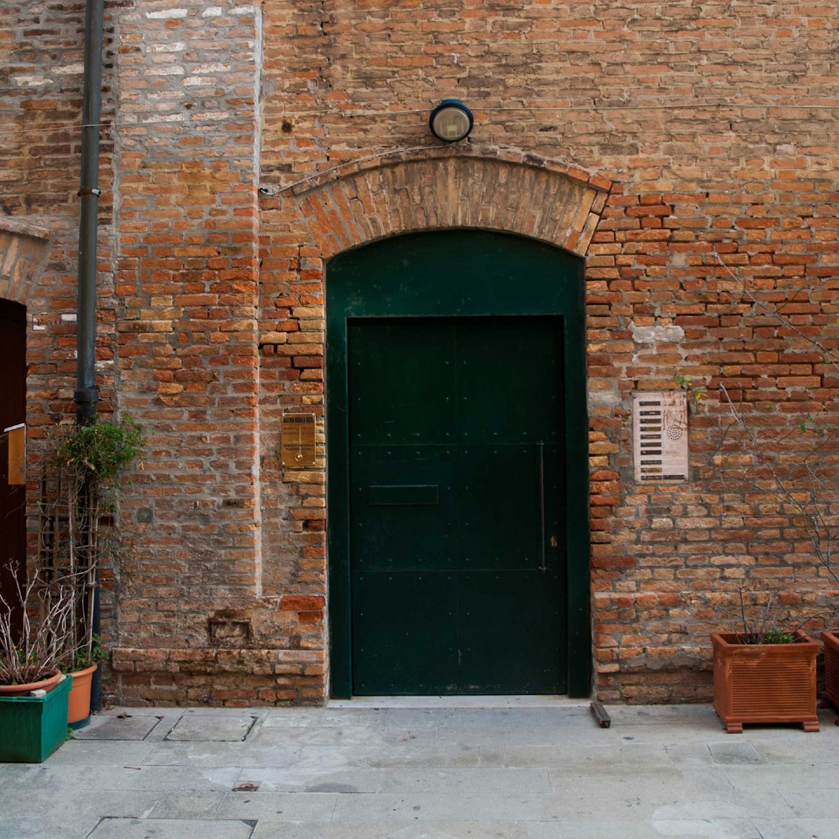 The unassuming entrance to Galleria Michela Rizzo
