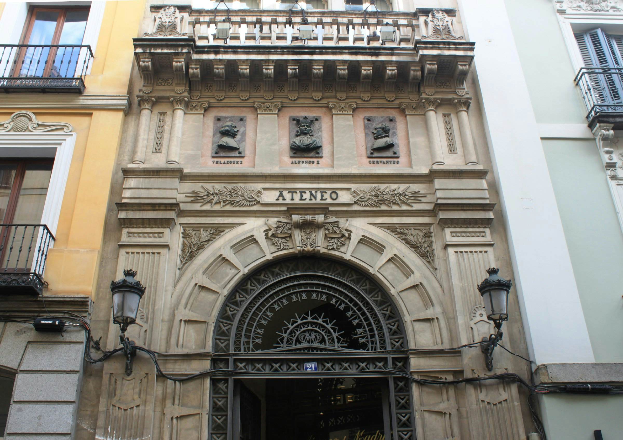 Illustrious Spaniards on the facade of the Ateneo Científico.